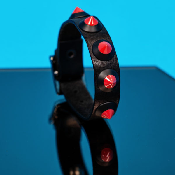 bracciale PARTY/MONSTR in pelle nero con borchie rosse