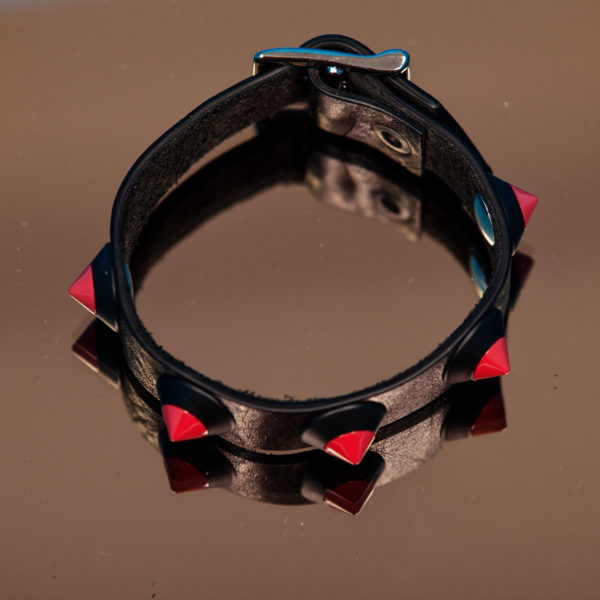 Bracelet PARTY/MONSTR en cuir noir avec clous rouges