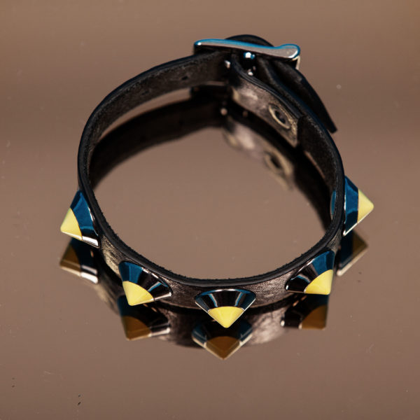 bracciale PARTY/MONSTR in pelle nero con borchie gialle