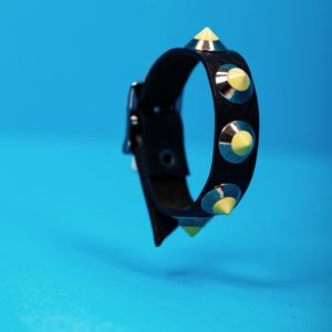 bracciale PARTY/MONSTR in pelle nero con borchie gialle