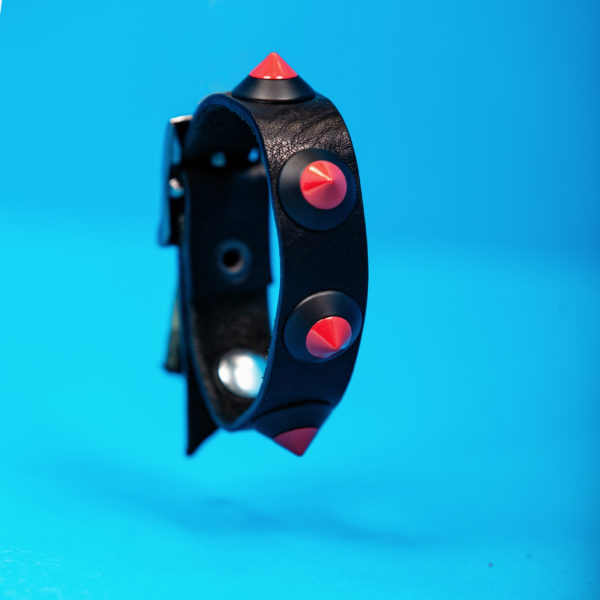 PARTY/MONSTR Armband aus schwarzem Leder mit roten Nieten